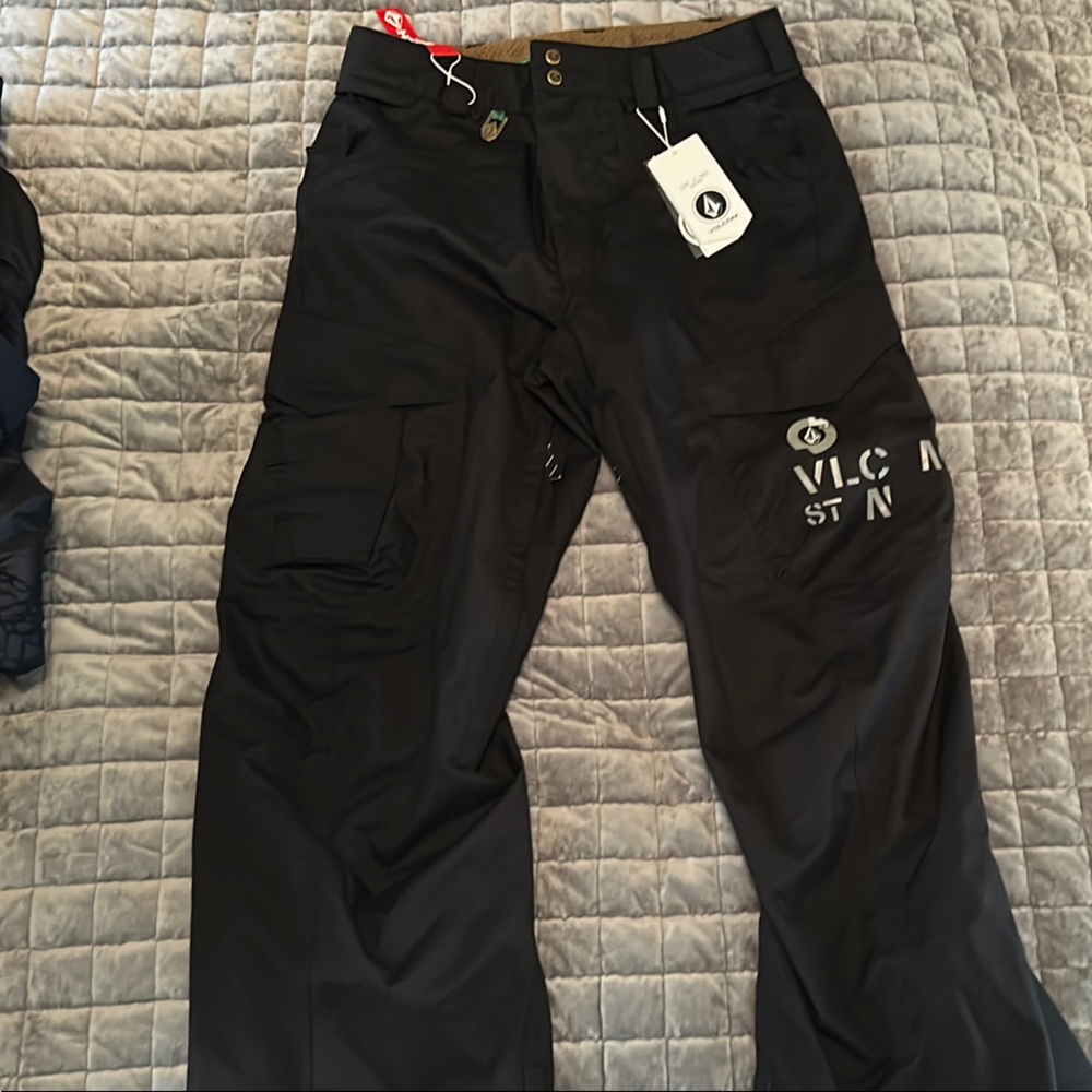 Volcom Black Cargo Pants Durable Style
A36